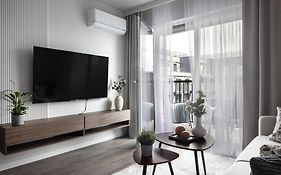 #Madalinskiego57 - City Center, New Bulding, 2 Bedrooms, 2X Double Beds And A Fold-Out Sofa, Separate Kitchen, Ac, Balcony, Free Underground Parking, Self Check In 24H, Internet, Netflix, Coffee Machine, Washing Machine,1Km To The Railway, For Non-Sm